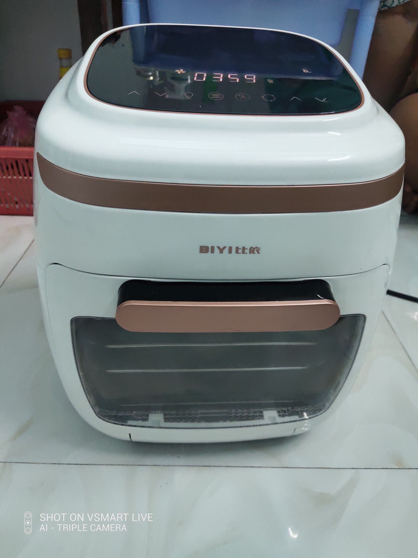 Nồi đẹp xịn xò, mình mua lúc giảm giá nên giá thấp mà lại tốt. Chỉ có quyển hướng dẫn sử dụng và hướng dẫn nấu ăn toàn tiếng Hồng Kông không có tiếng việt nên phải mày mò trên mạng coi cách sử dụng. Chấu nồi là loại 3 chấu nên cần có phích cắm 3 chấu. Mình đang cắt vài lát chanh để khử mùi cho nồi, chuẩn bị làm món gà nướng.