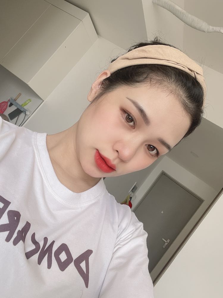 Giao hàng 2h 
Hàng giống quảng cáo 
Cảm nhận là may chắc chắn rộng rãi không bị bó trật đầu 
Nên mua chục màu thay đổi mọi người ơi 🥰🥰