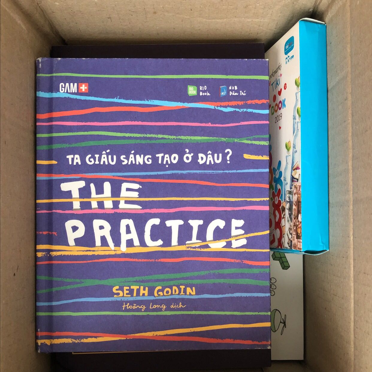 Bìa sách hơi nhạt và các góc hơi lỗi tí nhưng bên trong nội dung, hình ảnh minh hoạ rõ ràng.