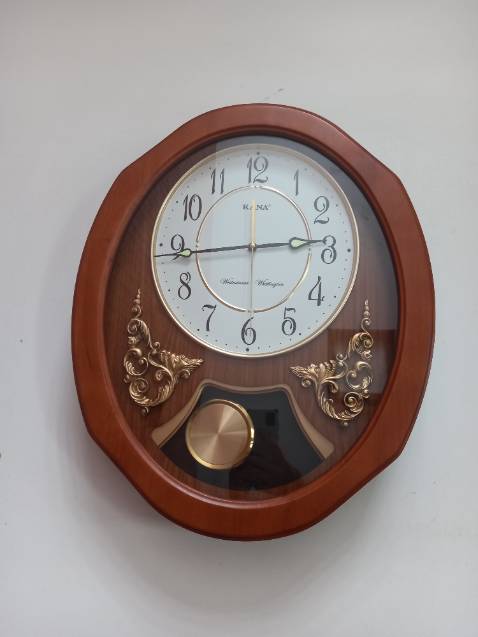 Đồng hồ rất đẹp, màu sắc trang nhã, kim trôi rất êm, tiếng chuông dễ chịu.