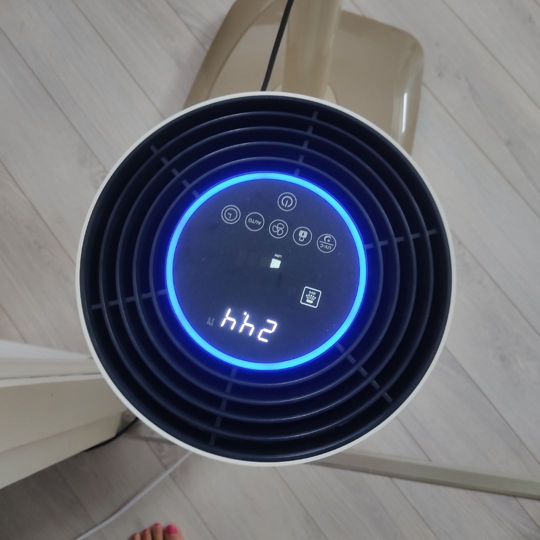 tờ hướng dẫn đính kèm nhưng ko mô tả cách tháo lắp và vệ sinh hệ thống lọc. Dùng được 3 tuần nghĩ cần vệ sinh lọc xem mức độ bụi trong nhà ntn thì mới phát hiện 3 tuần rồi cục lọc vẫn nằm trong bao nylong. bộ nhận mùi khá nhạ,lên đèn vàng khi thắp hương hoặc đang nấu ăn. vote 2 sao vì thiếu hướng dẫn chi tiết, giờ vẫn chưa biết cách vệ sinh máy sao cho phù hợp.