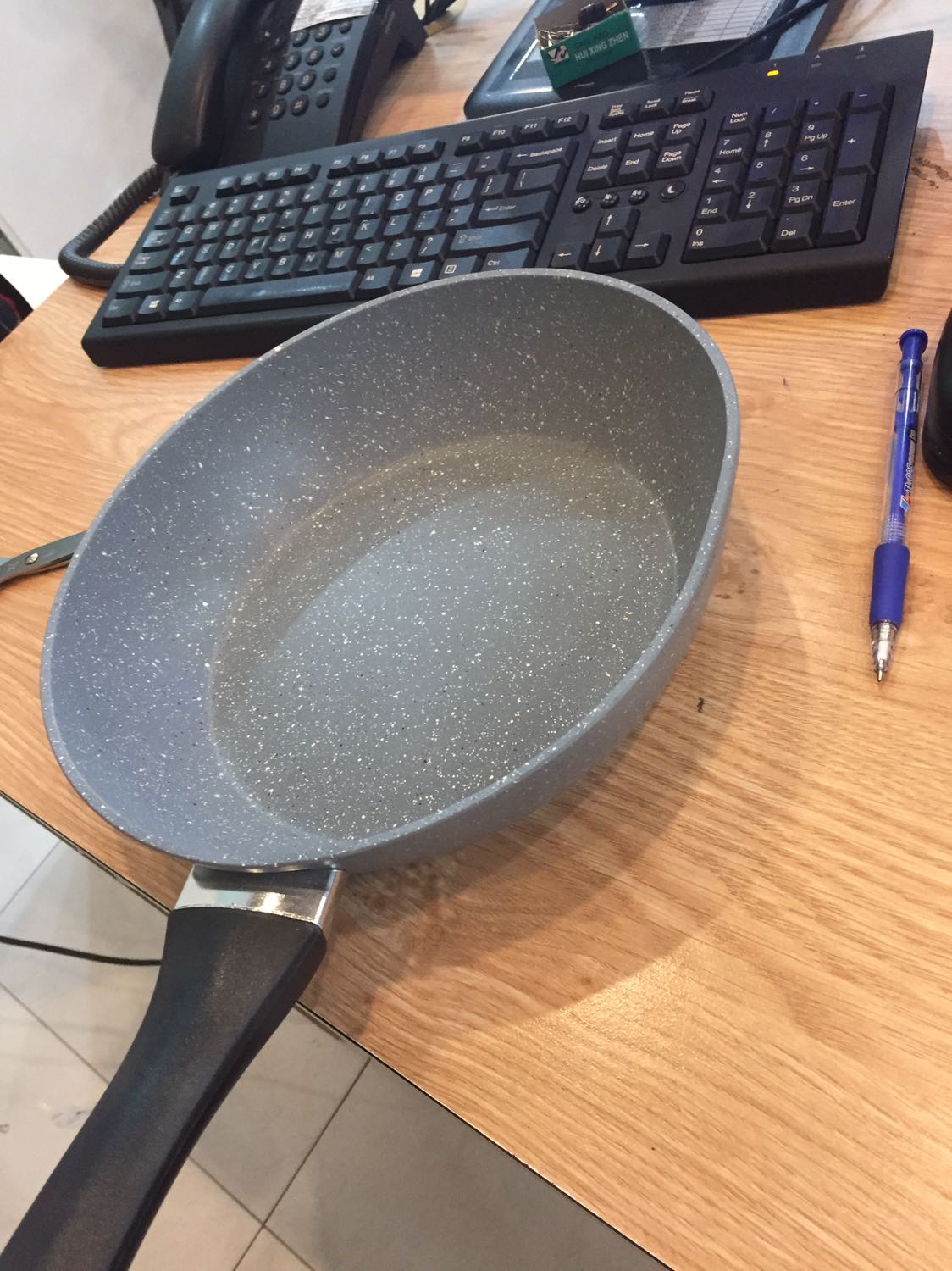 Mình nhận sp mà bị móp như hình. Làm thế nào để đổi sp. Mình muốn chọn lại sp với đường kính bé hơn vì sp này khá to so với mình nghĩ. Thanks