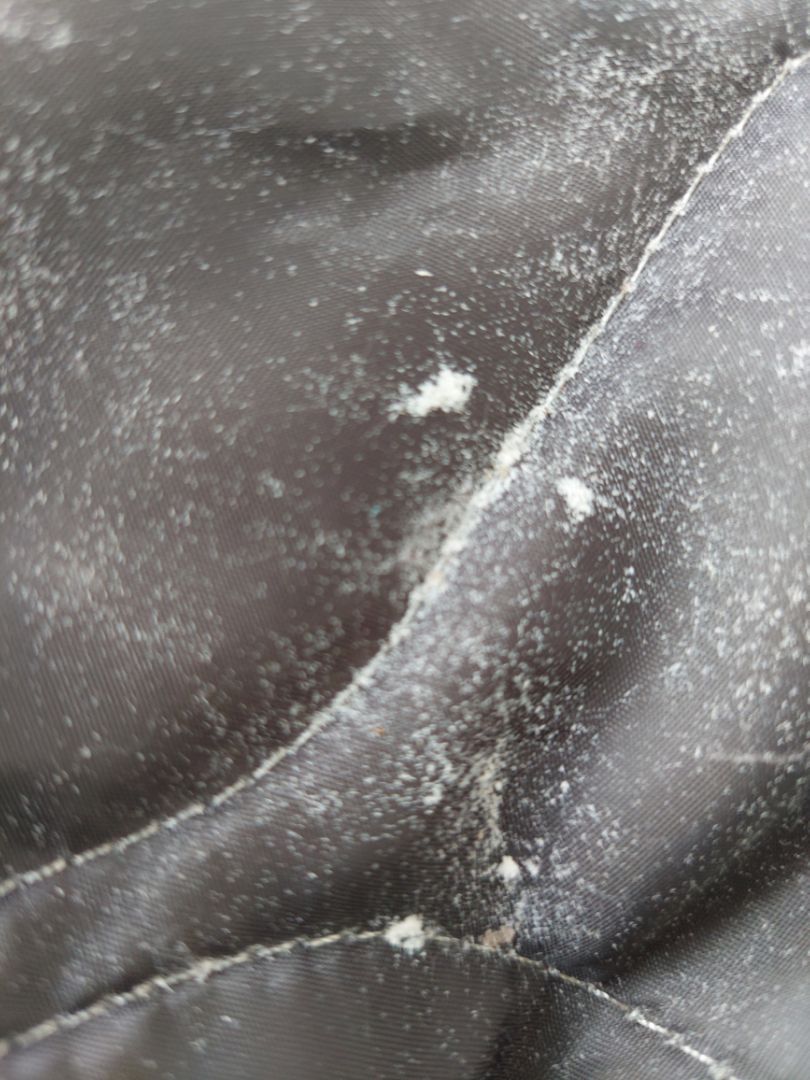 Mền nhẹ, ấm, vừa 1 người đắp. Màu xám đậm hơn mình tưởng, gần giống màu đen. Mới đầu thấy ít bụi bẩn phủi đi rồi mà sau khi giặt xong không biết ở đâu ra rất nhiều bột trắng dính khắp mền nhìn như bột giặt chưa tan hết dù mình giặt bằng nước giặt.