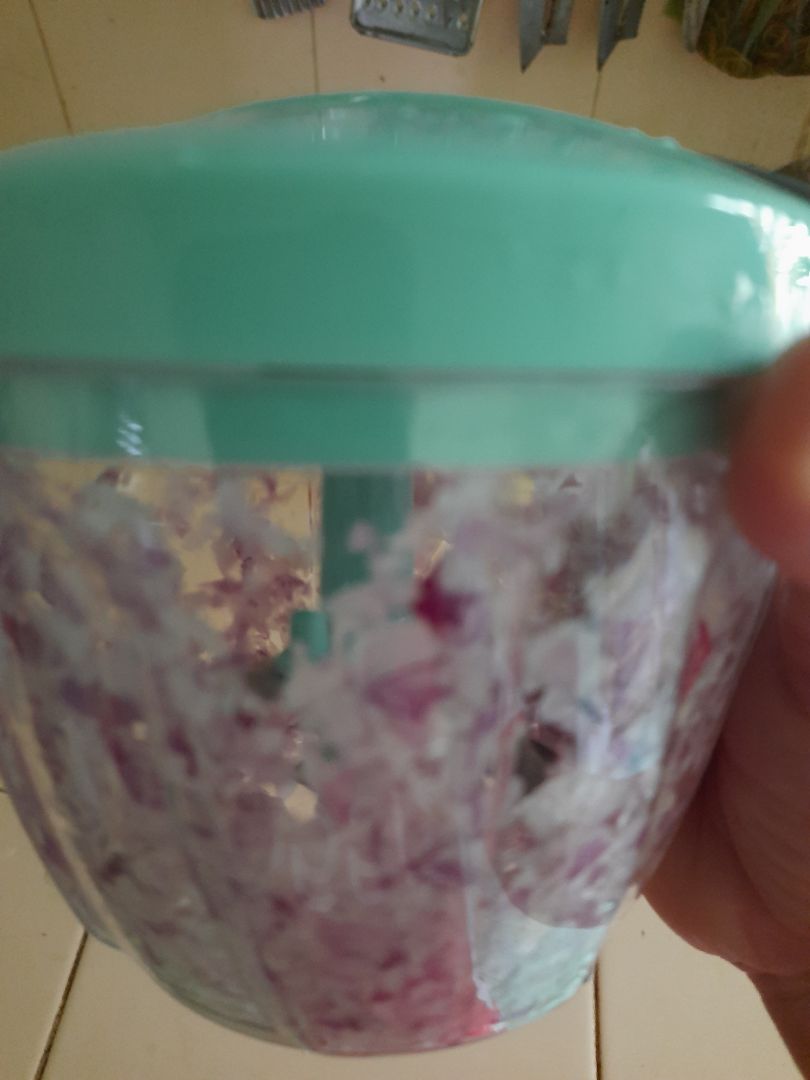 Sản phẩm nhỏ gọn nhưng cực xịn xò, dễ sử dụng, thuận tiện cho nhà bếp. Không sợ văng cay mắt như khi băm, giã hành ớt thông thường, mà hành băm ra nhuyễn đều. Hàng thì mới sản xuất tháng 4/2021, mua lúc đang dịch vận chuyển khó khăn nhưng may mà vẫn nhận được hàng, cảm ơn Tiki và đội ngũ shipper rất nhiều.