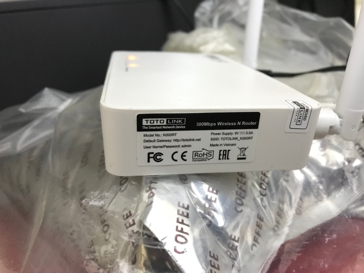 Sản phẩm mình nhận được là TotoLink N300RT-V4 khác với hình nhưng nó tốt, tôi không lấy làm phiền. Là người đã dùng sản phẩm từ phiên bản đầu tiên cách đây mấy năm tôi có lưu ý:
- Lưu ý cho những bạn đã mua Totolink N300RT phiên bản nắp đen, có thể bật nắp tản nhiệt: Bộ phát này dùng tốt ở điều kiện nhà cửa thoáng vật cản vừa và số thiết bị kết nối vừa phải 5-7 thiết bị (tính cả cắm dây và không dây). Nếu bị chậm, khó truy cập trang quản lý cấu hình hãy tiến hành cập nhật firmware lên mới phiên bản Global mới nhất và Reset bô phát để xóa bỏ những thiết lập cũ không còn phù hợp, đặt bộ phát ở nơi thoáng bao quát phòng để tránh cản sóng. Điều đó sẽ giúp mạng ổn định hơn.

- Với những bạn mua được N300RT-V4 (đời mới sau này, nắp trắng): thì ngay này đã được cập nhật firmware mới nhất bản 4.0.0; Không thể mở nắp cho thoáng khí và không có lổ để treo tường, mặt thoát khí nằm dưới quá sát mặt bàn nó nóng hơn là vì lý do đó! Vì vậy đừng để nằm ngang mà để dựng đứng cho mát. Lưu ý sản phẩm không có nút công tắc ON-OFF vậy nên muốn tắt thì phải dựt dây.