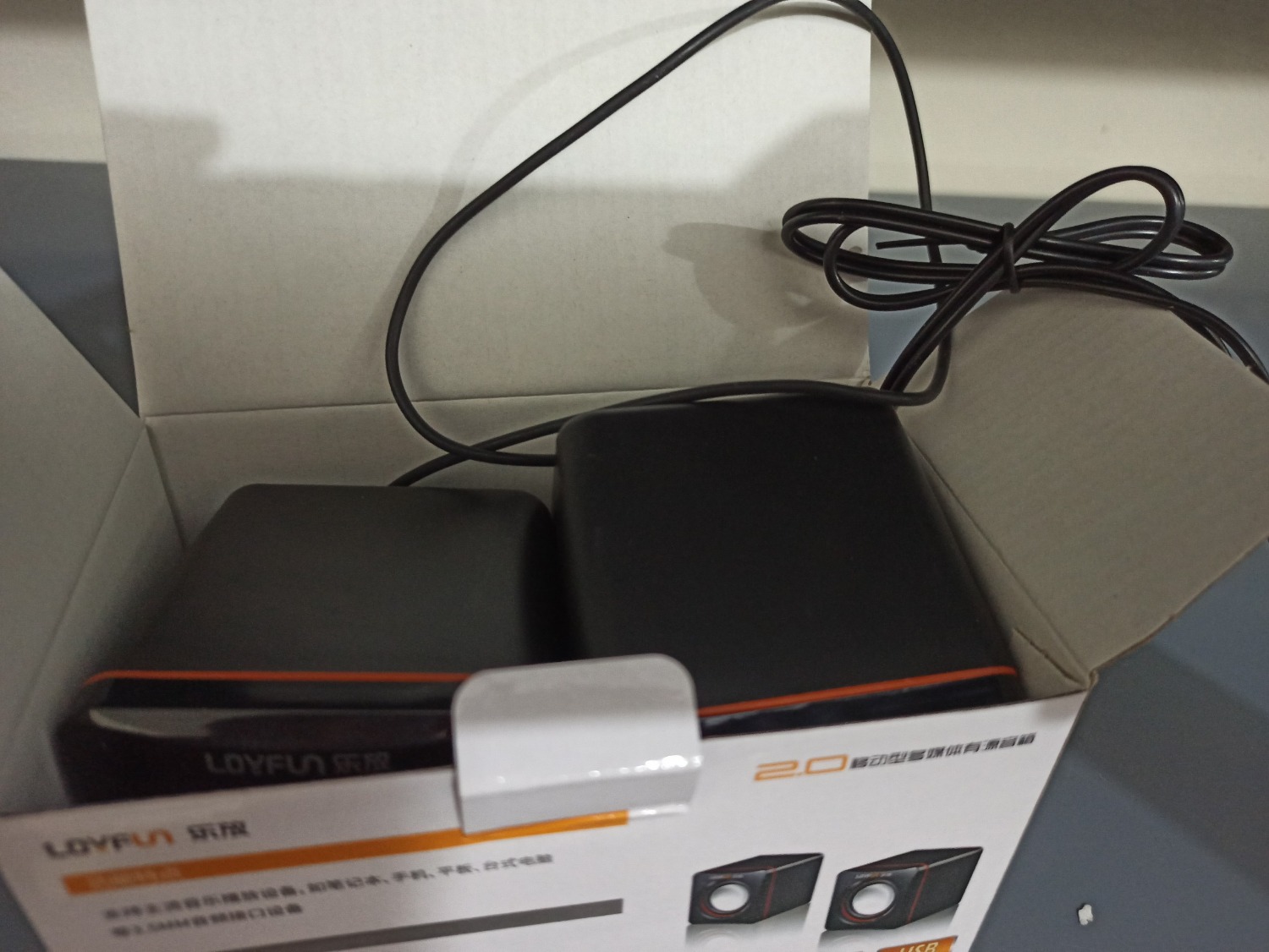 Loa nghe nhạc rất tốt, giao hàng nhanh, đóng gói chắc chắn, ảnh chụp hôm mua, *** đến hôm nay ms đánh giá, rất tốt rất chất lượng, loa thì rẻ mà chất lượng hơn mong đợi