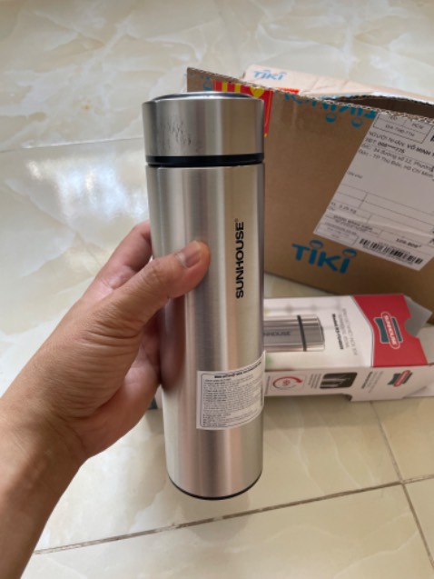 nắp bình bình có vết nứt rất chi là xấu, ngoài ra mọi thứ bình thường, shop không kiểm tra kỹ trước khi gởi đi à. còn chất lượng chưa dùng nên chưa biết