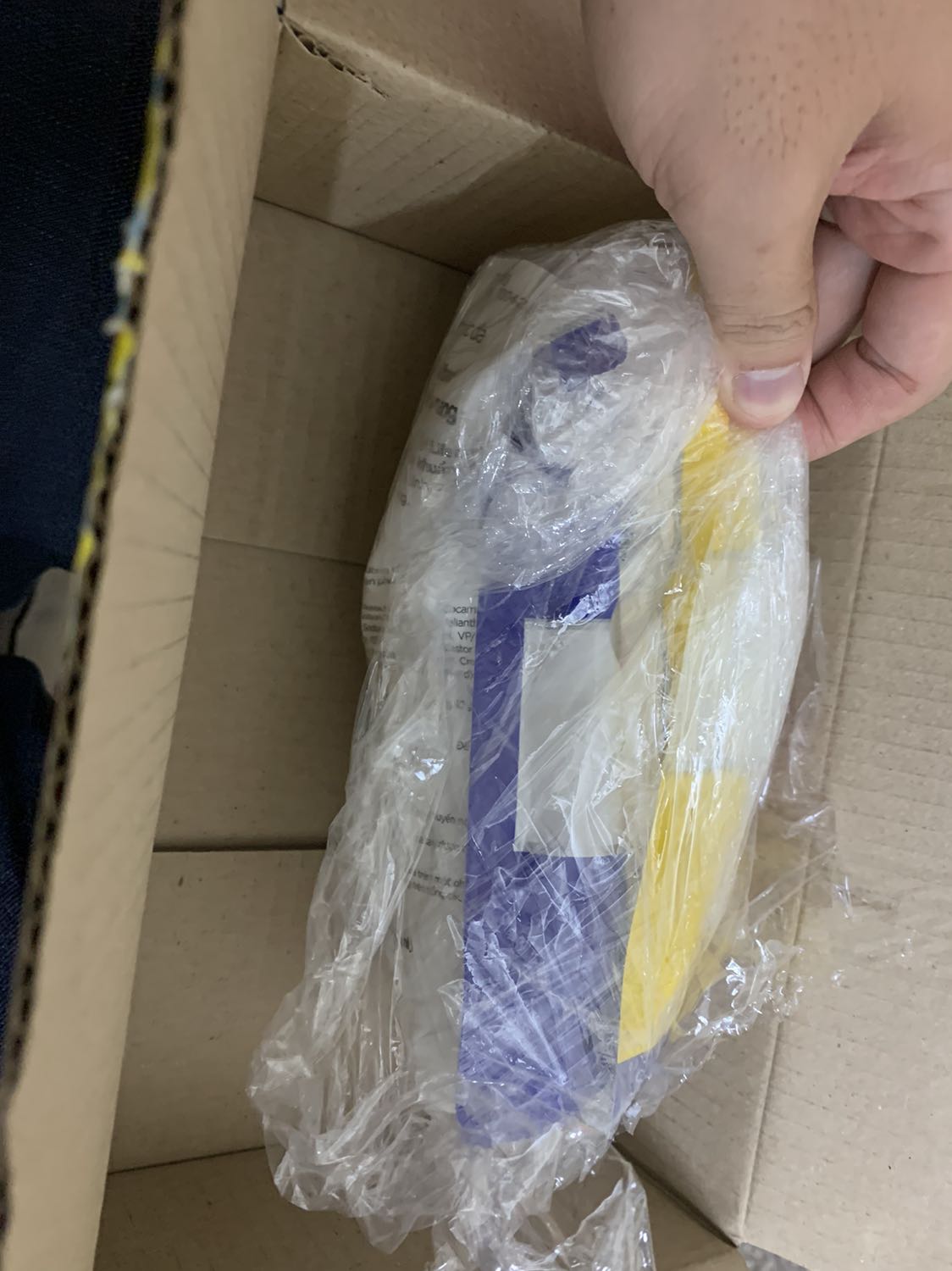 Mua 2 bịch mà không thấy tặng dung dịch rửa tay????