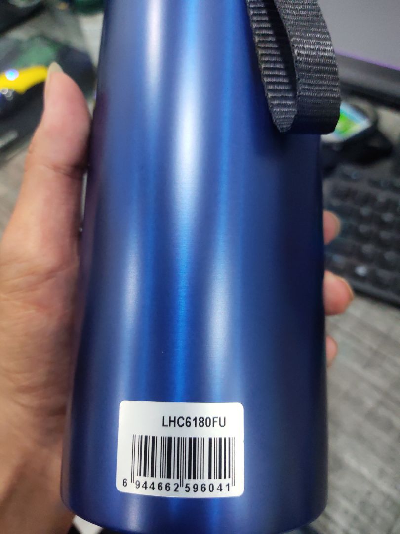 Giao hàng nhanh, gói hàng hơi bị móp, đóng gói sơ sài, không có sốp, hay mút để chống sốc. Hên là nhận hàng nguyê vẹn.... đã sử dụng 3 ngày. để đá từ 2h chiều hôm nay, tới 11h đêm ngày mai, đã vẫn còn nhiều.