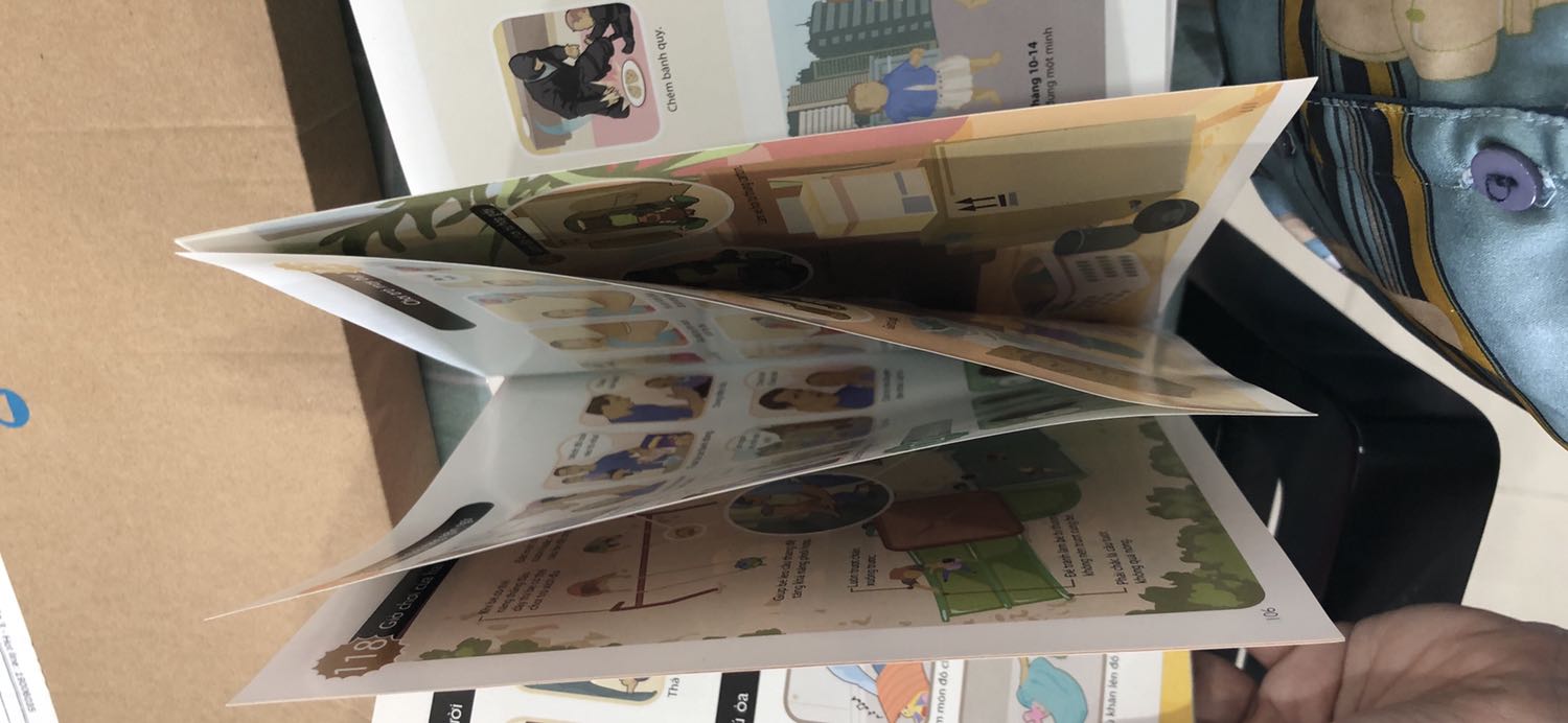 shop bán sách bị thấm nước cho tôi hả? dính thế này tôi đọc làm sao?