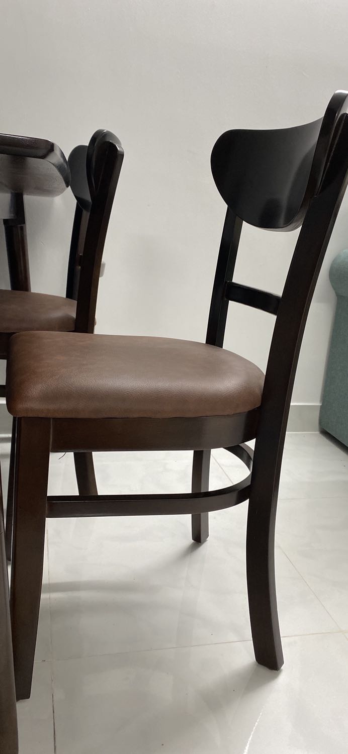 Bàn chắc chắn, gia công tinh tế, dễ dàng lắp ráp, màu đúng thực tế. Nên mua nhen