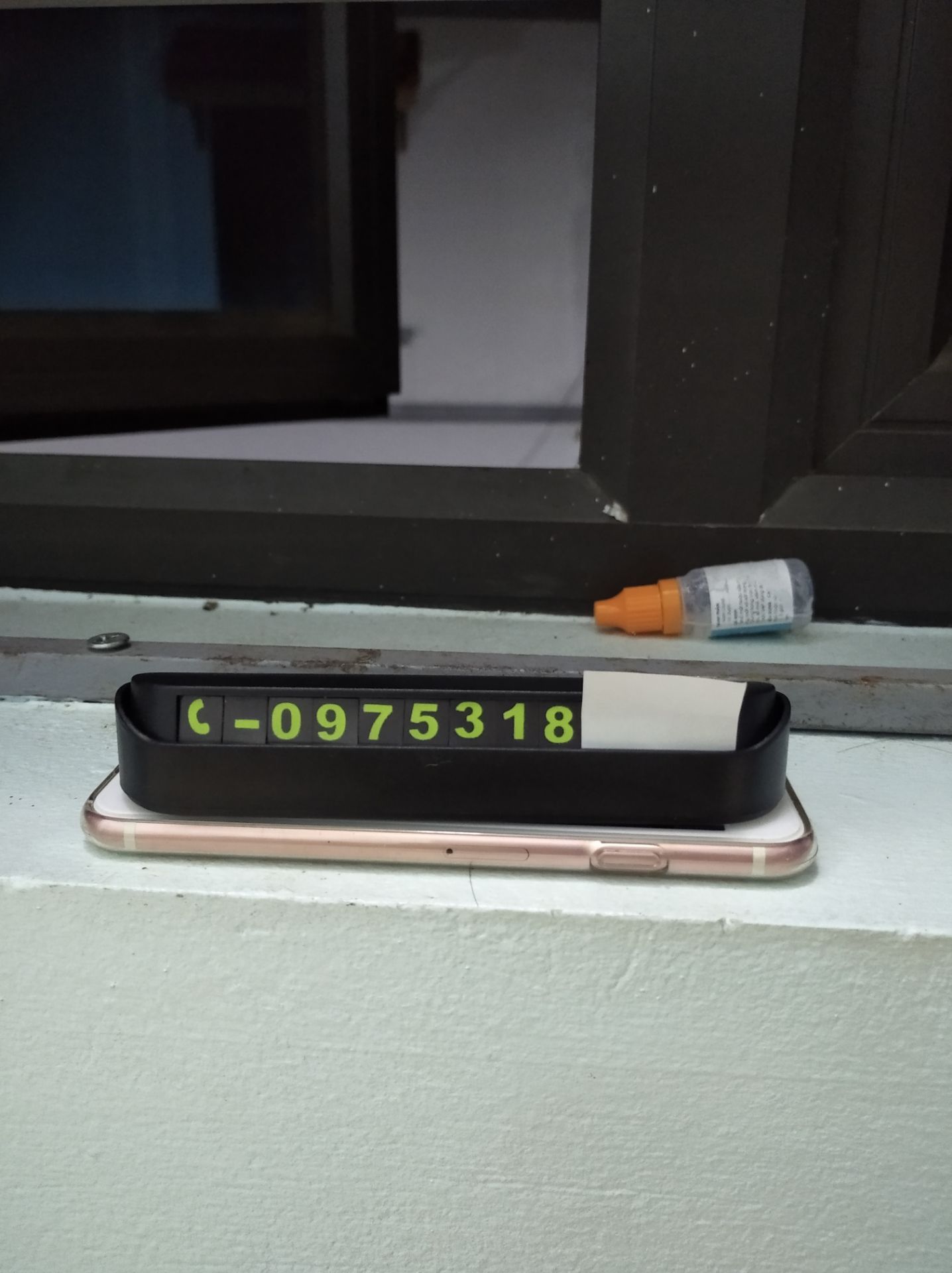 Dùng được so với số tiền bỏ ra, có 11 số thôi. ko phải 12 số như bao bì nha cả nhà. chất liệu của số là cao su, lấy tay bóc được và có nam châm tự hút. shop cho sẵn ít băng dính 2 mặt để dính, nếu ko thích để *** thì lật đi, lật lại là ok. nói chung là dùng được với giá 15k.