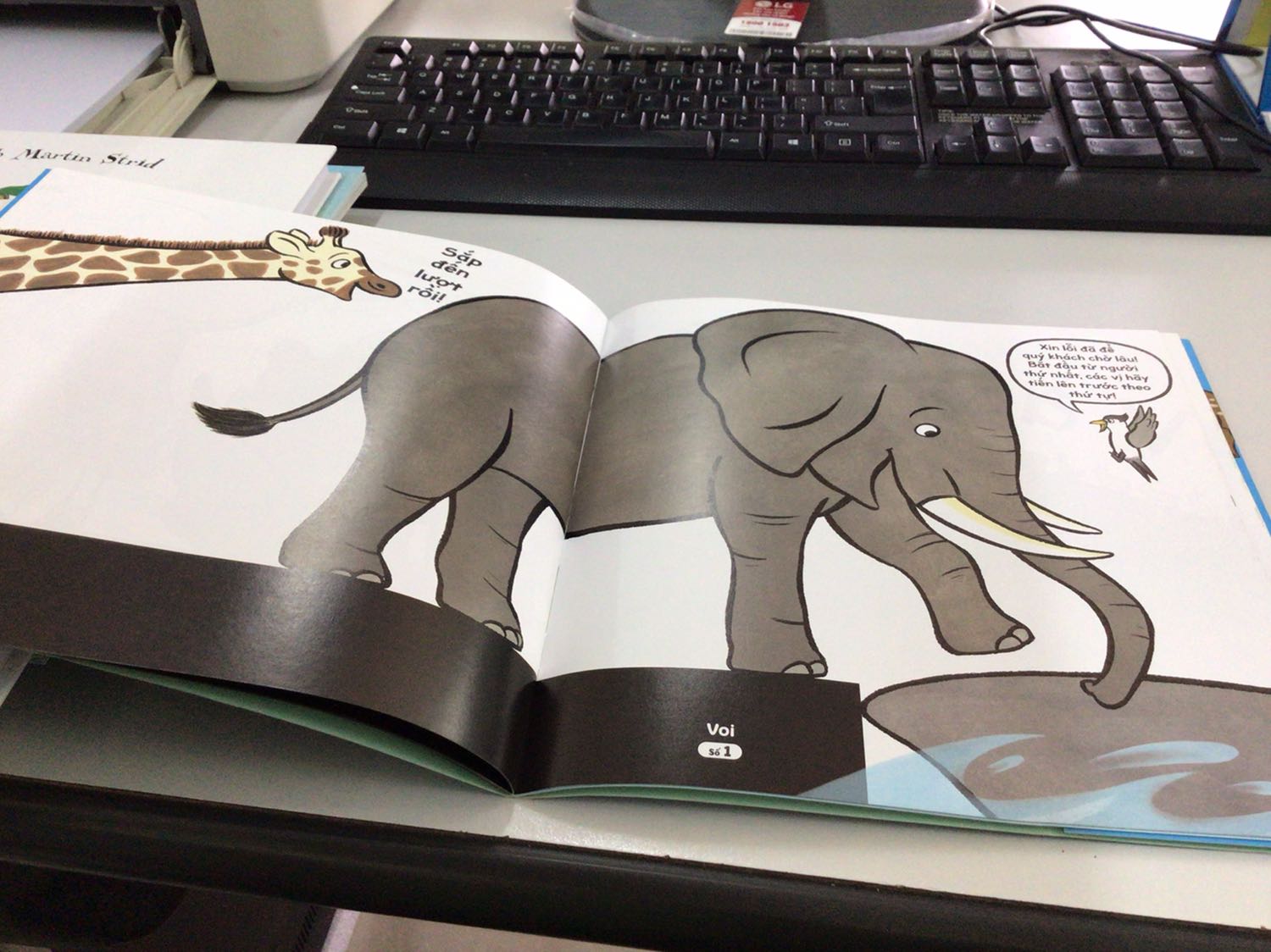 Cuốn ehon rất thú vị cho bé mầm non. Bé học lớp 2 nhà mình cũng thích đọc. Nhiều con vật giúp bé học cách đếm, học nhận biết các loài vật. Nội dung bất ngờ thú vị.