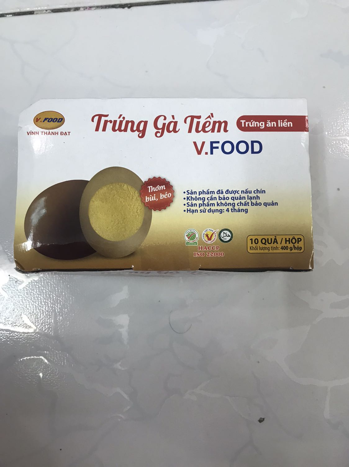 Giao nhanh, date mới, nhận hàng xong mở ra ăn thử liền: trứng tiền vừa ăn, không mặn, duy chỉ cos điểm trừ ở chỗ quả trứng rút chân không quá sát nên khó lấy trứng ra