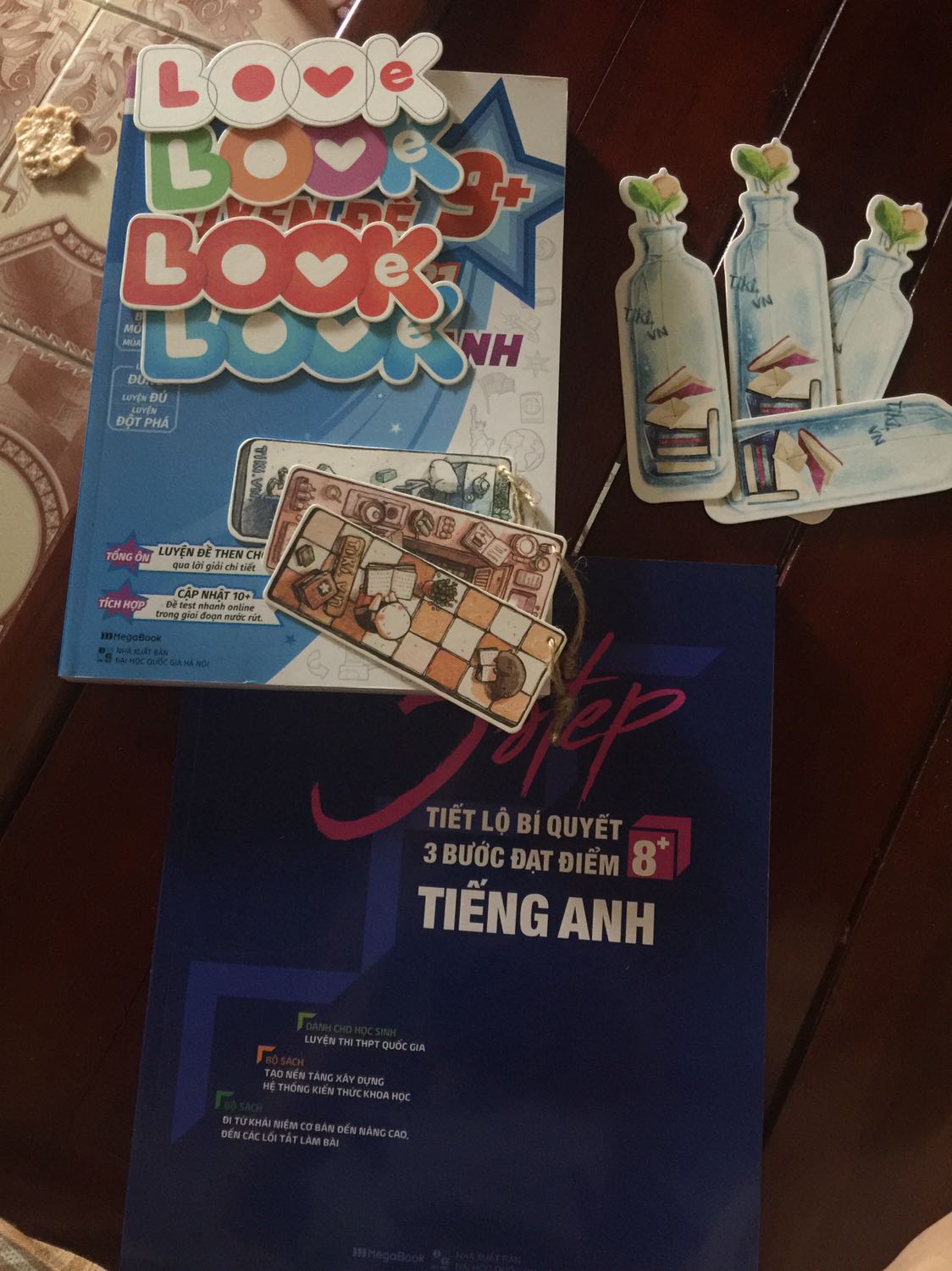 Giao hàng cũng bình thường không nhanh lắm, bọc hàng cẩn thận, điểm cộng là màu sách và chữ in ưa nhìn , lí thuyết đi kèm với bài tập rất ok, nhưng điểm trừ là NXB có đánh sai đáp án nhé ! Đáp án ghi 1 kiểu , đề 1 kiểu. Mà đôi bài sai thôi, vì chưa làm hết nên mình cũng k biết có nhiều k, mong NXB để ý kĩ lại, nói chung là vẫn nên mua , kịp cho ôn nước rút ạ