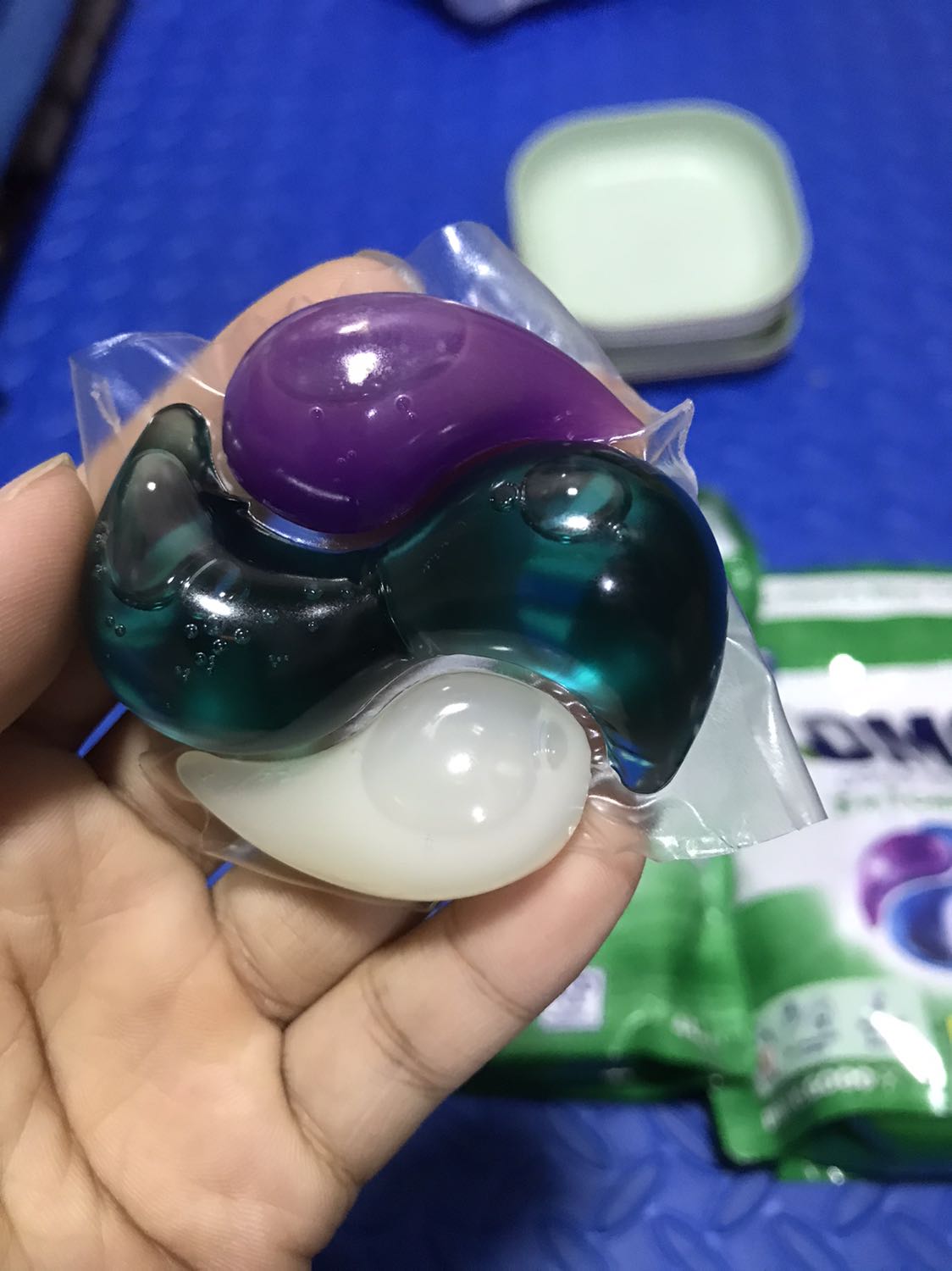 Shop đóng gói cẩn thận. Giao hàng nhanh. Chỉ cần thả 1 viên, thêm chút nước xả mà thơm nức mũo. Thơm hơn loại nước giặt cùng hãng. Mỗi tội hơi đắt. Ua còn đv tặng kèm 1 khăn tắm và 8 đĩa lúa mạch