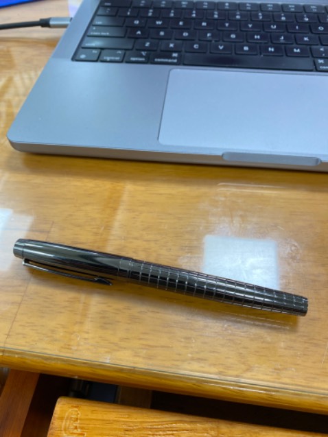 Bút có chất lượng hoàn thiện tốt, ngòi bút tốt chất lượng, mực đều và nét bút ổn. Có thể dùng kèm ống mực mua ngoài khá tương thích, dễ tìm ống mực thay thế