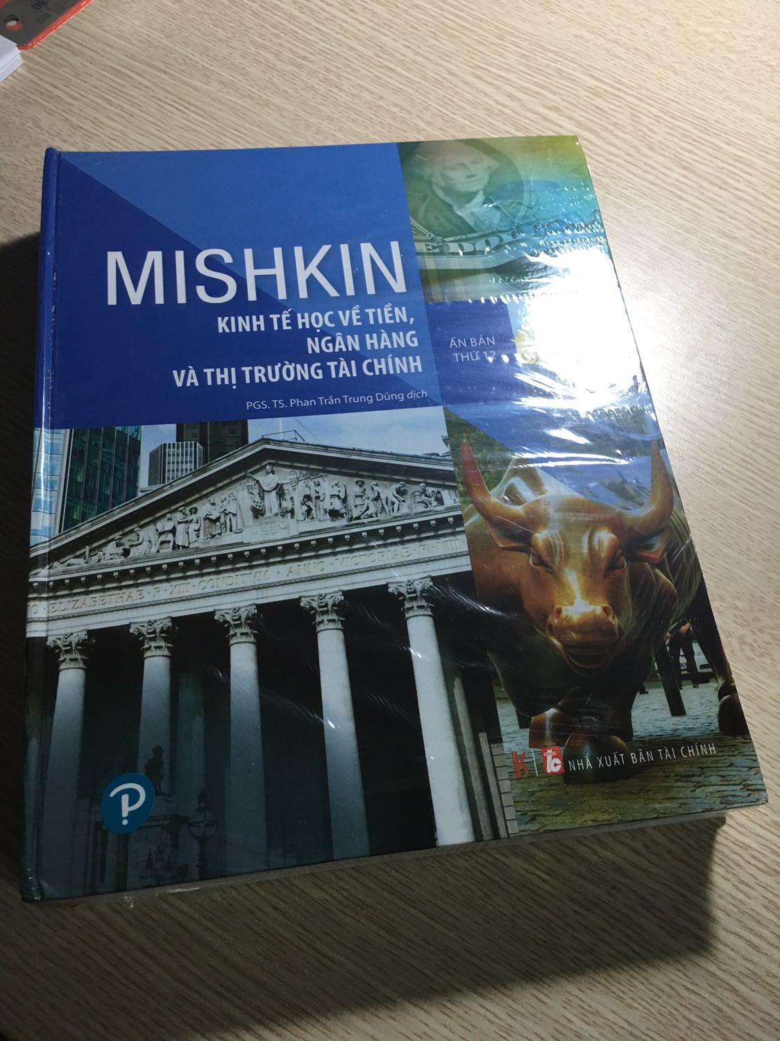 Sách mới tinh, shop đóng gói cẩn thận. 
Tìm hiểu về Mishkin đã lâu, thấy sách ra mình đặt mua ngay. 
Mishkin là giáo sư danh tiếng của Đại học Columbia. Ông còn là thành viên Hội đồng Thống đốc Fed giai đoạn 2***. 
Kinh tế học về tiền, ngân hàng và thị trường tài chính - cuốn sách này của ông là một trong các lý do để Fed mời ông vào vị trí quan trọng đó.