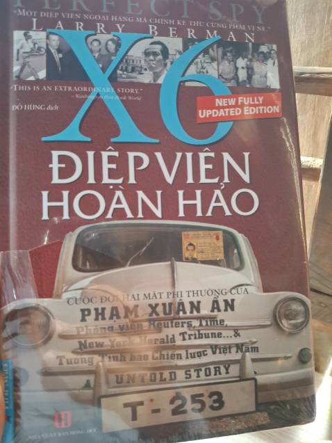 Cuốn sách bất hủ không bao giờ sợ hết hàng. Mua về trong thời điểm sale ngày Tết nên mua về luôn. 
Rất hâm mộ Phạm Xuân Ẩn, đây cũng là cuốn sách chứa ít nhiều tài liệu về cuộc đời của ông. Sách rất nên mua lưu trữ làm tủ sách gia đình!