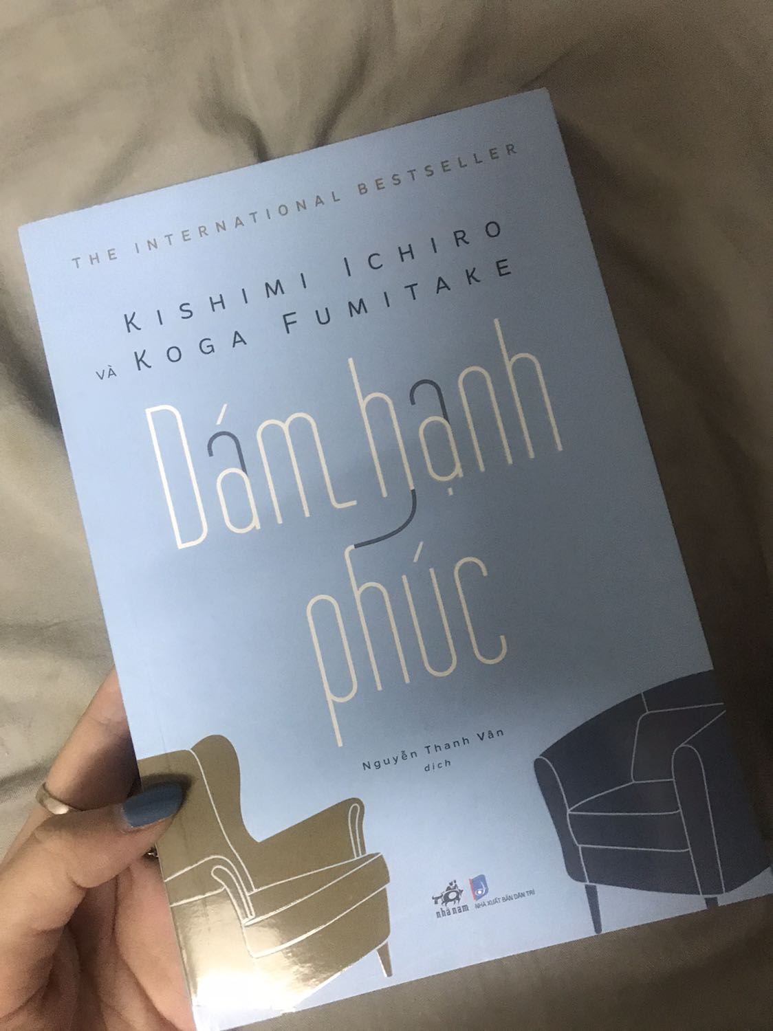 Mình thích cuốn Dám Bị Ghét nên mới mua cuốn này, nhưng vừa lật ra thì thấy 1 trang bị gập lại dính vào gáy sách luôn, mình là người khá dễ tính cong 1 xíu hay rách 1 xíu mình sẽ ko để ý, nhưng cái này làm mình bực thực sự vì nó làm mất nội dung 1 trang luôn, mình ráng tách nó ra nh ko được ;-; cảm thấy tuột mood đọc luôn í huhu, mong là sau này in ấn đóng sách cẩn thận hơn trùi ui buồn héo úa