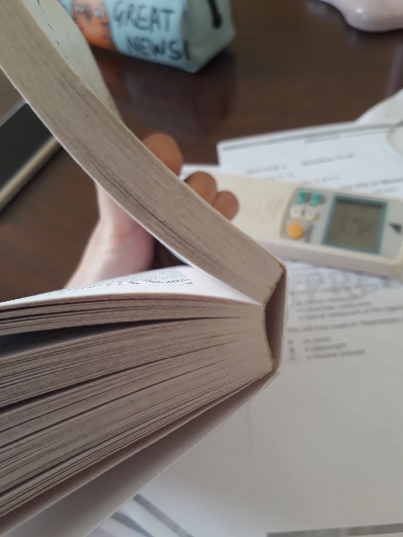 mình vừa nhận được sách mở ra gáy sách đã bung bét hết cả ra như thế này. Nhiều lần đặt ở tiki rồi mà không hiểu tại sao cuốn này lại bị như thế mà tiki vẫn giao cho khách? Một lần để lại ấn tượng như thế này thì chẳng bao giờ mua nữa