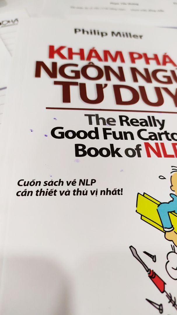 Sách rất mới, nội dung ok. Nhưng bìa lại dính những vết mực chấm chấm (như hình) thì mình cản thấy hơi tiếc. Mong những lần sau Tiki sẽ cẩn thận hơn về hàng nhé.