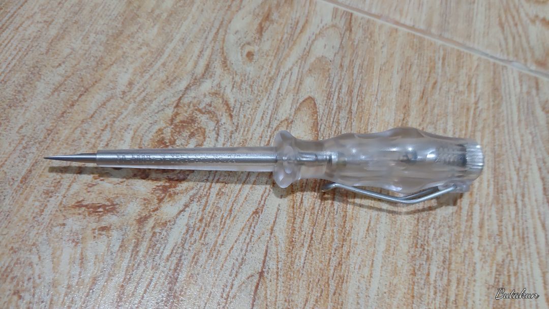 Hàng của Wera thường thấy trao chuốt về ngoại hình, mạnh cả nội lực.. nhưng sao lại lòi ra cây bút thử điện này, nhìn vẻ ngoại tụt hết cảm xúc