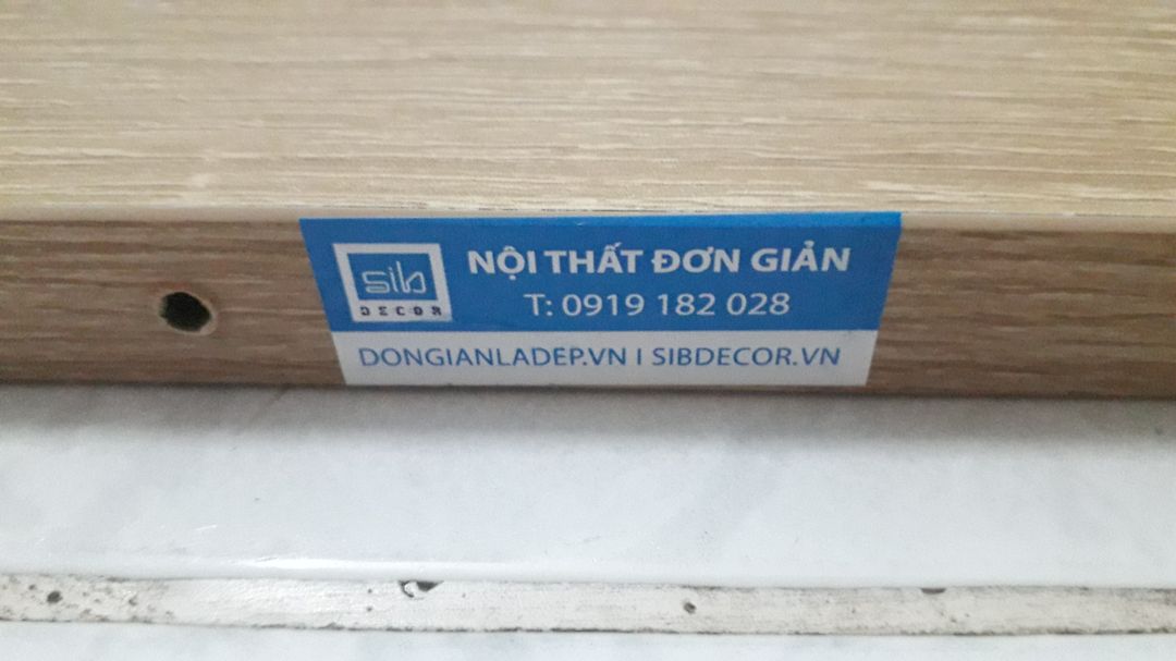 - Đánh giá chung: Rất hài lòng và kệ chắc chắn, đẹp và đúng mẫu.
- Về sản phẩm chính là mặt kệ gỗ: đúng mẫu đã đặt, độ dày và kích thước chuẩn như đã đặt, mặt gỗ mịn và khô rào không ẩm mốc, gỗ chắc chắn và 2 lỗ để ghim giá treo đều và hợp lý, có tem dán đảm bảo.
- Về giá treo: bằng inox, dày dặn và chắc chắn. Theo mình thấy thì không bị lỗi, cong. Giá treo có độ dài vừa phải để treo kệ lên. 
- Về sản phẩm kèm theo được giao kèm và tặng: Đầy đủ và chu đáo các vật liệu nhỏ như shop có để ở trên hình ảnh sản phẩm. Các sản phẩm kèm theo cũng đầy đủ, phù hợp cho mọi loại tường mình cần treo kệ lên dù là tường có lát gạch men hay không đều có thể treo lên được.
- Về bao bì, vận chuyển: shop đóng gói rất cẩn thận,  có lớp xốp để tránh bị va đập và bọc quanh sản phẩm 1 lớp bọc trong.
- Về giá mua sản phẩm: Sản phẩm chất lượng và đạt hơn hài lòng so với giá. - Đánh giá chung: Rất hài lòng và kệ chắc chắn, đẹp và đúng mẫu.
- Về sản phẩm chính là mặt kệ gỗ: đúng mẫu đã đặt, độ dày và kích thước chuẩn như đã đặt, mặt gỗ mịn và khô rào không ẩm mốc, gỗ chắc chắn và 2 lỗ để ghim giá treo đều và hợp lý, có tem dán đảm bảo.
- Về giá treo: bằng inox, dày dặn và chắc chắn. Theo mình thấy thì không bị lỗi, cong. Giá treo có độ dài vừa phải để treo kệ lên. 
- Về sản phẩm kèm theo được giao kèm và tặng: Đầy đủ và chu đáo các vật liệu nhỏ như shop có để ở trên hình ảnh sản phẩm. Các sản phẩm kèm theo cũng đầy đủ, phù hợp cho mọi loại tường mình cần treo kệ lên dù là tường có lát gạch men hay không đều có thể treo lên được.
- Về bao bì, vận chuyển: shop đóng gói rất cẩn thận,  có lớp xốp để tránh bị va đập và bọc quanh sản phẩm 1 lớp bọc trong.
- Về giá mua sản phẩm: Sản phẩm chất lượng và đạt hơn hài lòng so với giá.