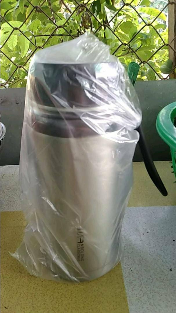 Bình siêu to khổng lồ, trông như cái phích vậy, chưa *** giữ nhiệt thế nào nhưng chắc chắn phết, rơi xuống nền nhà chưa biết cái nào hỏng trước đâu hihiiii, à giao hàng lâu ơi là lâu ý, đợi mòn mỏi dài cổ mãi chưa thấy về buồn lắm, đây, gửi ảnh minh hoạ cho các cậu nhớ. Xịn xò phết, à to vch, đấy