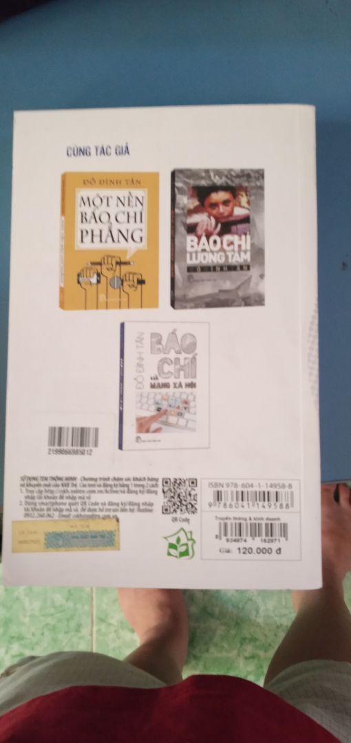 Giao hàng uy tín.
Sản phẩm được đóng gói không được đẹp lắm nhưng không bị hư hỏng là được rồi.
Sách thì không được bọc muốt và trên bìa sách có vài chỗ bẩn nhưng nói chung là tạm ổn.
Chữ viết thì rõ ràng, không lỗi.
Có vài trang thì dính nhau nhưng nếu mình cẩn thận thì đâu lại vào đó nên cứ yên tâm mà mua.
