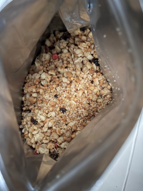 Giao hàng nhanh nhưng hộp nát bét
Gói ngũ cốc bên trong cũng nát, vụn rất nhiều.
Nói chung trải nghiệm mua hàng lần này ở Tiki tệ quá. 
Hy vọng Tiki sẽ để ý khắc phục, chứ đồ ăn mà cứ nát kiểu này thì không ổn.