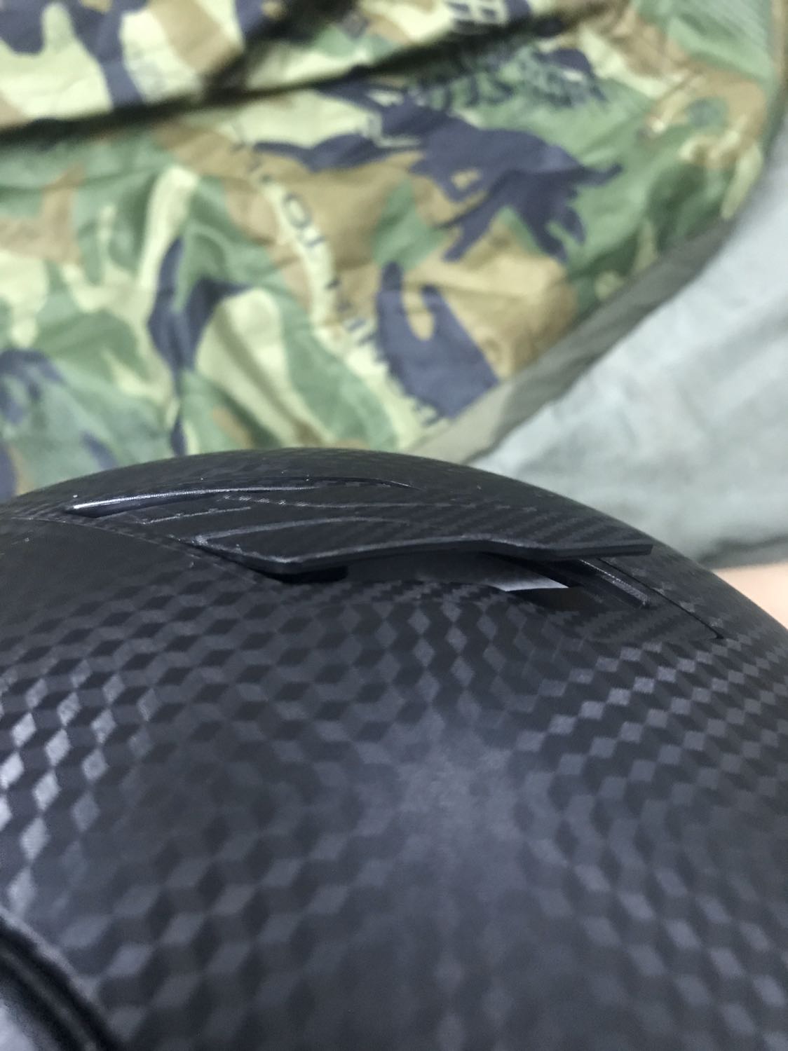 Độ chi tiết không cao, nắp thông gió phía trên đóng không sát, phần chốt gài mút đệm bên trong rất khó mở ra đóng vào nên mỗi lần cần vệ sinh rất khó gài được mút vào như cũ. Nhưng với giá như vầy là hợp lý.