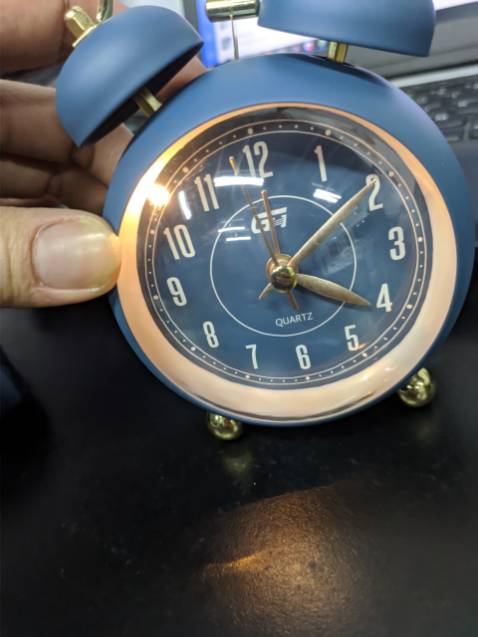 đồng hồ nhỏ xinh đẹp lắm ạ, có cả đèn nữa chứ.