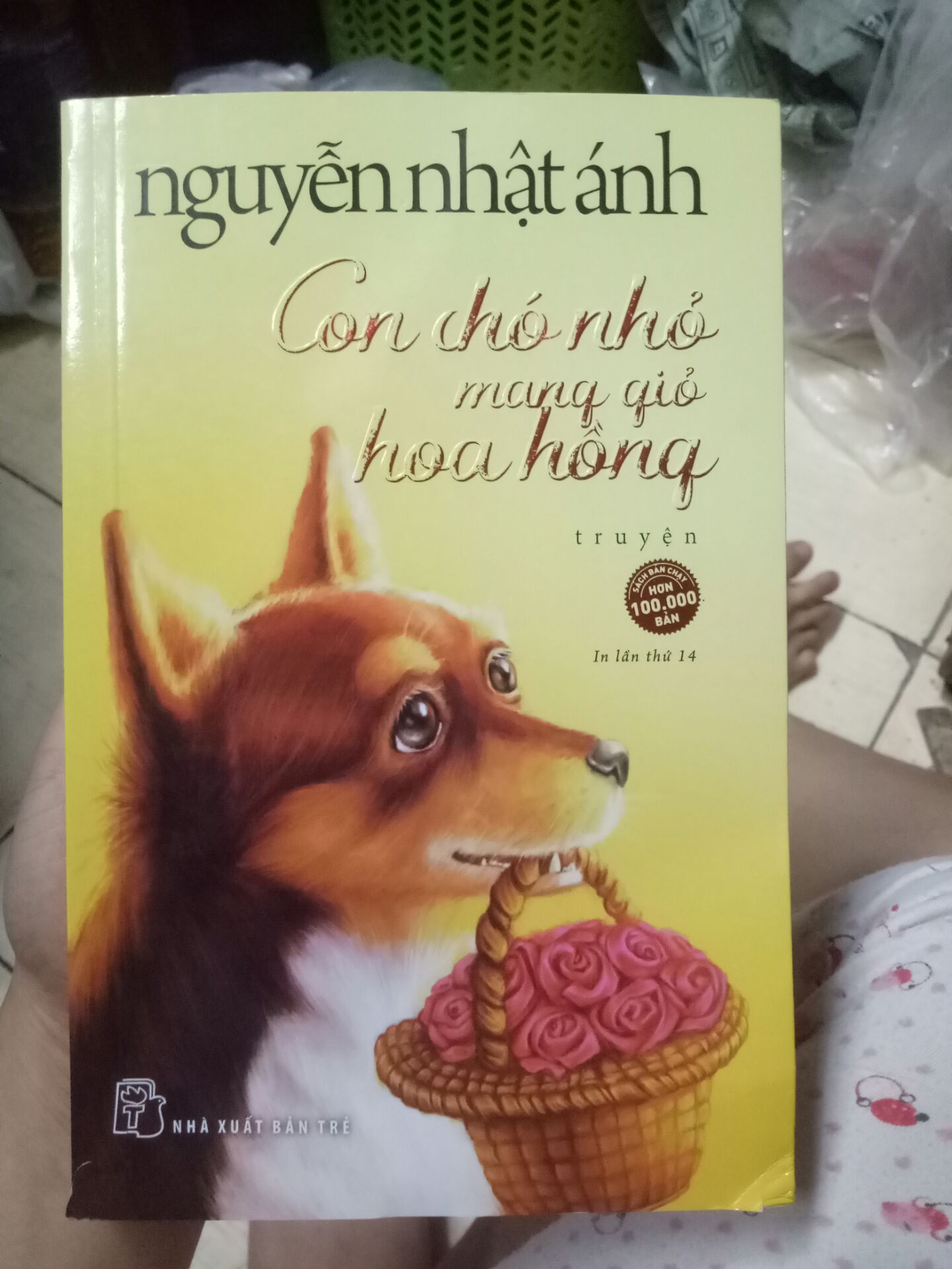 Giao nhanh đặt hôm qua hôm nay có liền. Nhưng vì mua sale ( khoảng 62k)  mà giao như này thì :
Cuốn 1: (tạm ổn)  (hiện vẫn chưa kiếm ra thêm điểm mạnh yếu gì) có phần lệch bìa, xuất bản lần thứ 13, gáy phần trên tạm ổn nhưng phần dưới thì như ảnh. có kẹp sách. 
Cuốn 2: bìa nó khá tàn tạ ạ. xuất bản lần thứ 14 ko kèm kẹp sách, góc rách, bìa bị móp, cong, bị dính màu nữa :'( 
tóm lại là vs giá đó thì đành chịu nhưng nếu biết trước thì em chẳng mua ở Tiki Tranding nữa đâu ạ :> thà để mắc thêm và chục mà có sách đẹp để tặng còn hơn. Em mua để tặng nhưng hai cuốn như này thì tặng gì nữa, tặng thêm mất lòng nên đành ôm đọc hết vậy :'(. Híc