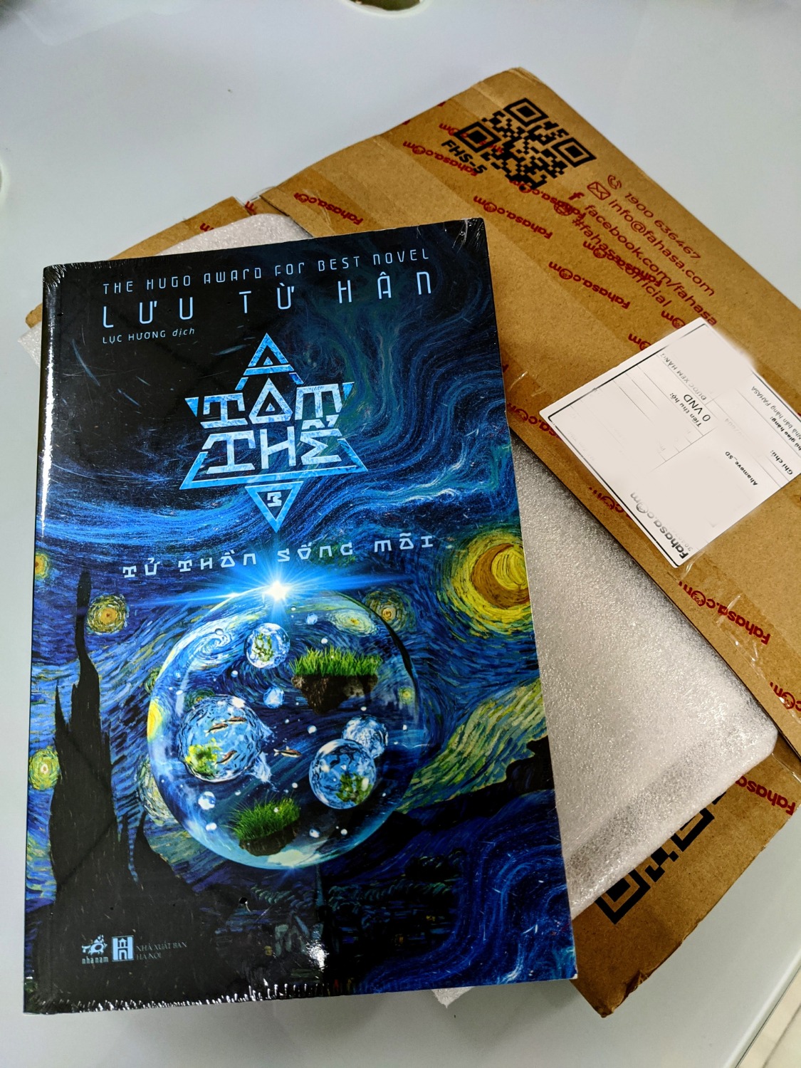 Mình đặt sách tối hôm trước, trưa sau nhận sách. Việc chăm chút bao bì, chống shock, chống ướt, và bảo vệ bên ngoài sách quá tốt. 
Đây là cuốn sách trong bộ Tam Thể. Nội dung hại não, nhưng cực kỳ thú vị và cuốn hút. Để lại nhiều suy gẫm sau khi buông sách xuống. Cuốn này xứng đáng để đọc và lưu lại trong tủ sách GD.