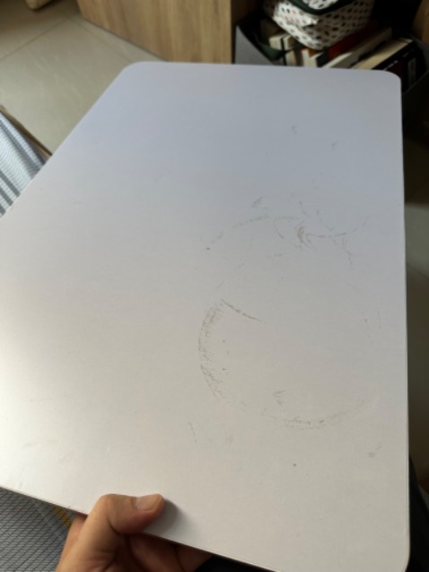 Hàng thực tế ko giống với hình ảnh, trông rất rẻ tiền, không có sự chăm chút về sản phẩm, thi công cẩu thả, keo dán gỗ không được vệ sinh kỹ, chân đỡ thì cong vêu, mỏng manh, cạnh bàn bị sứt, mặt bàn dính keo ko vệ sinh đi được, nhìn rất mất thẩm mỹ, nhà SX nên xem lại sp của mình thì mới cạnh tranh được.