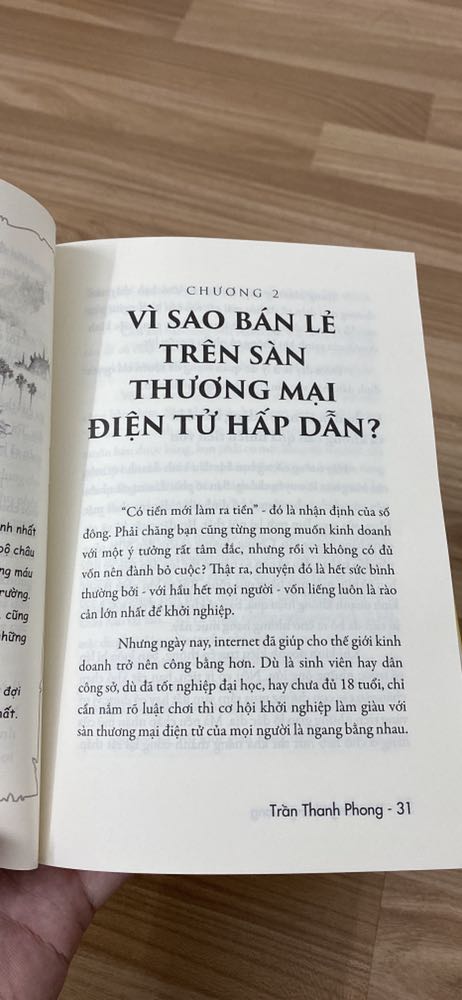 Thực sự rất bất ngờ với tốc độ giao của sách, mình mới đặt buổi tối ngay ngày mai đã có sách trên tay rồi. Sách cập nhật những kiến thức cơ bản và chi tiết về thương mại điện tử, hướng dẫn bạn đọc theo cách cầm tay chỉ việc, rất phù hợp cho các bạn quan tâm lĩnh vực này. Chữ to rõ ràng, giấy hơi vàng đọc dịu mắt. Hy vọng sẽ sớm có trọn bộ 4 cuốn của anh Phong :))