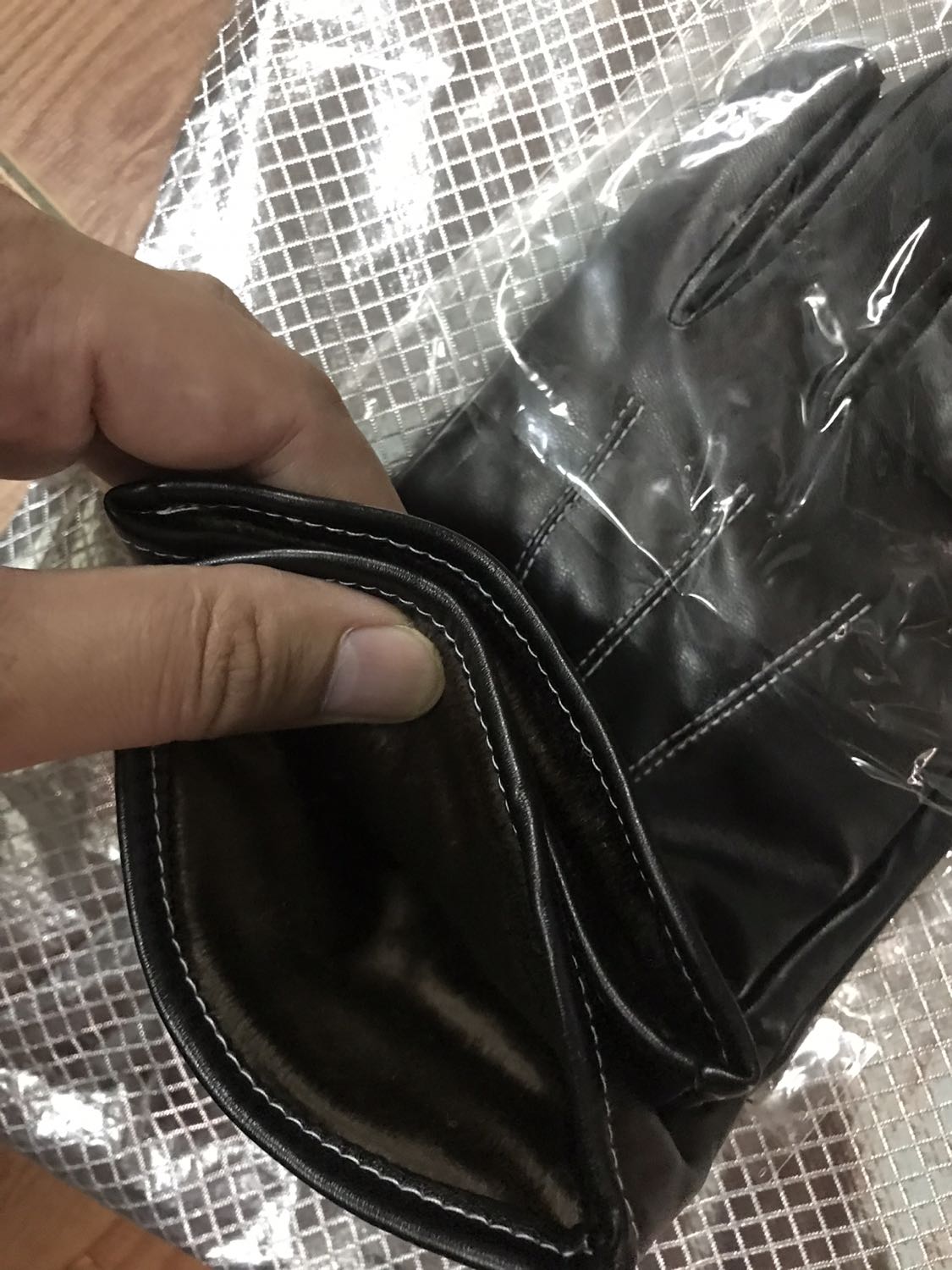 Mềm mại, da mềm và rất đẹp, bên ngoài mềm cảm ứng tốt. Bên trong lót nỉ lông rất mềm mại. Chất lượng rất tốt, mẫu mã đẹp, đường may khéo léo và chắc chắn, rất tuyệt vời sản phẩm đáng tiền, năm sao cho chất lượng sản phẩm, đóng gói chắc chắn giao hàng nhanh. Tôi luôn hài lòng về tiki, tuyệt vời