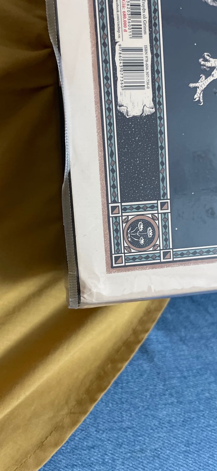 Sách to dày nặng, trình bày siêu đẹp, đúng như ngay trang mở đầu nxb nói: ấn bản này dành cho nhg ng sưu tầm và chơi sách. Nội dung thì quá quen thuộc rồi, mình ko có gì để bình luận. À, hình minh hoạ siêu đẹp, đúng theo phong cách tranh châu âu cổ. Chất mực chất giấy, ko có gì để chê.
Có duy nhất 1 điểm mình ko hài lòng là dạo này tiki gửi hàng sơ sài quá, cuốn sách này mình sử dụng thêm bookcare mà khi nhận được cũng bị đè gãy gập góc trên và góc dưới mặt sau bìa sách, nếu mà ko có bookcare chắc còn thảm nữa. Của mình ko có nguyên màng nhựa plastic nhg mình nghĩ chắc tiki tháo ra để bọc bookcare cho mình. Mong lần sau tiki chú ý trong khâu đóng gói hơn.
Sách này mình mua lúc giảm 40%, lại đc giảm thêm 35k khi thanh toán qua zalopay nên là tổng tiền thanh toán chỉ còn 380k, quá rẻ so với chất lượng sách