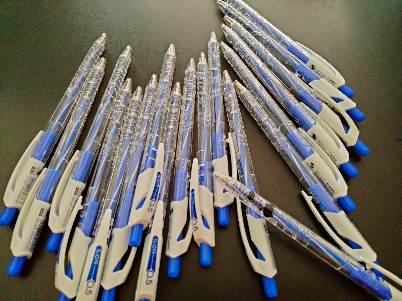 TÔI KHÔNG HÀI LÒNG VỚI LẦN GIAO HÀNG NÀY! BÚT THÌ KHÔNG CHO VÀO HỘP THIÊN LONG - BỎ VÔ HỘP GIẤY 1 NẮM. 2 CÂY CÒN ĐỌNG MỰC TRONG ỐNG. KHÔNG HÀI LÒNG CHÚT NÀO. TÔI CÓ RẤT NHIỀU ĐƠN TỪ TIKI  - MONG TIKI XEM LẠI CÁCH LÀM VIỆC NÀY.