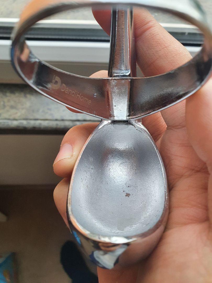 Thiên nga có vết bong lớp mạ ở lòng. Sản phẩm hoàn thiện bình thường, không có cảm giác sáng bóng hay sang trọng. Rate 5 sao thì được shop cashback lại 50.000 nên các bạn lưu ý các rate 5 sao có thể vì cashback.