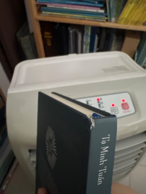 Shop ko có hộp giấy bên ngoài nên vận chuyển làm bị rách sách mình rất lấy làm tiếc :(.