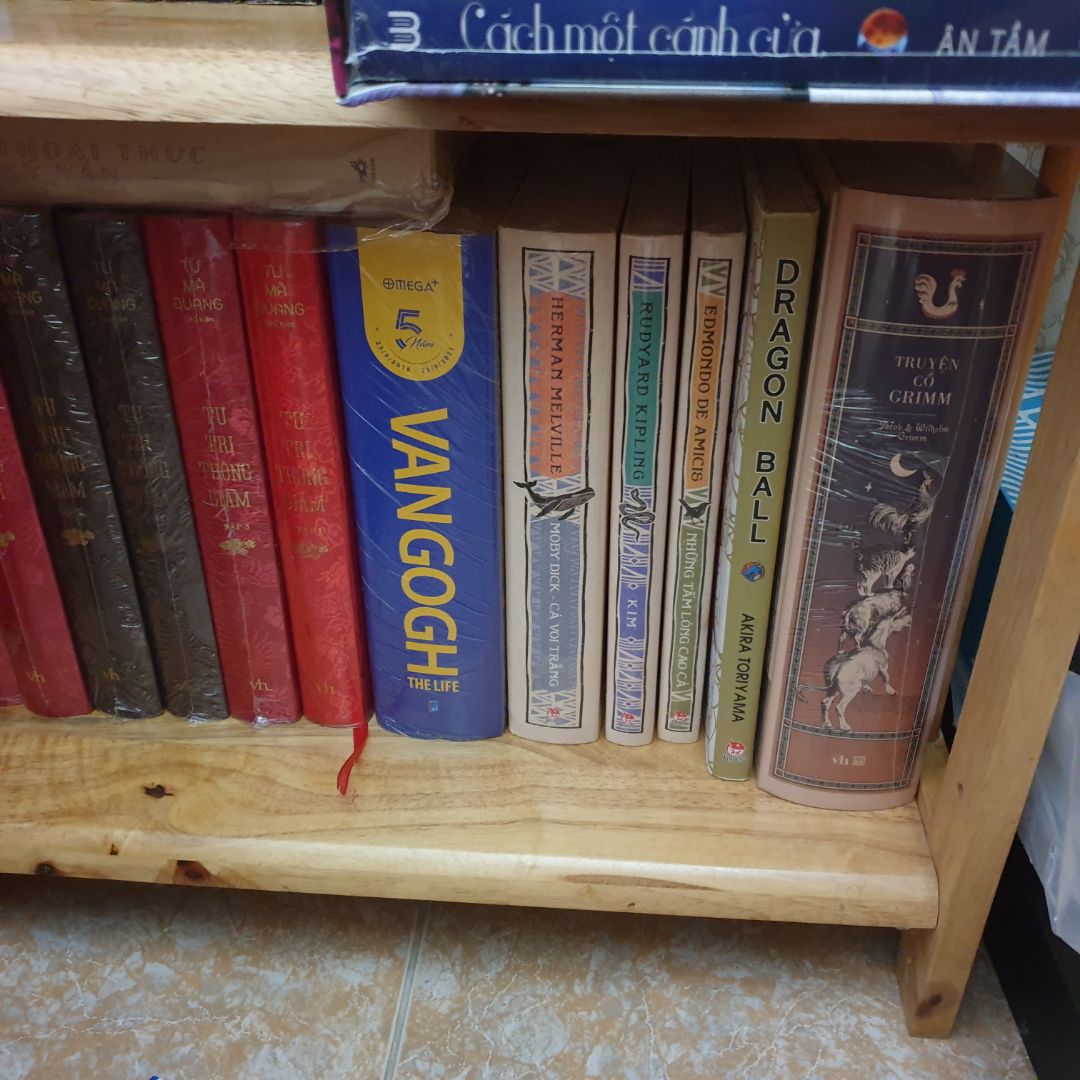 Khổ sách to hơn những cuốn bìa cứng khác nhiều lại dày, nghĩ cầm đọc cũng sẽ khá vất vả, đôi khi lại còn tranh thủ luyện cơ