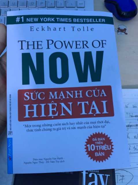 Mình đã đọc rất nhiều. Mua tặng bạn. 
Một cuốn sách dành cho tất cả thế gian mông lung, trống vánh, đau khổ, bi ai. Ai cũng có một tâm thức hiện thực
cần được đánh thức, nhìn nhận và yêu thương.