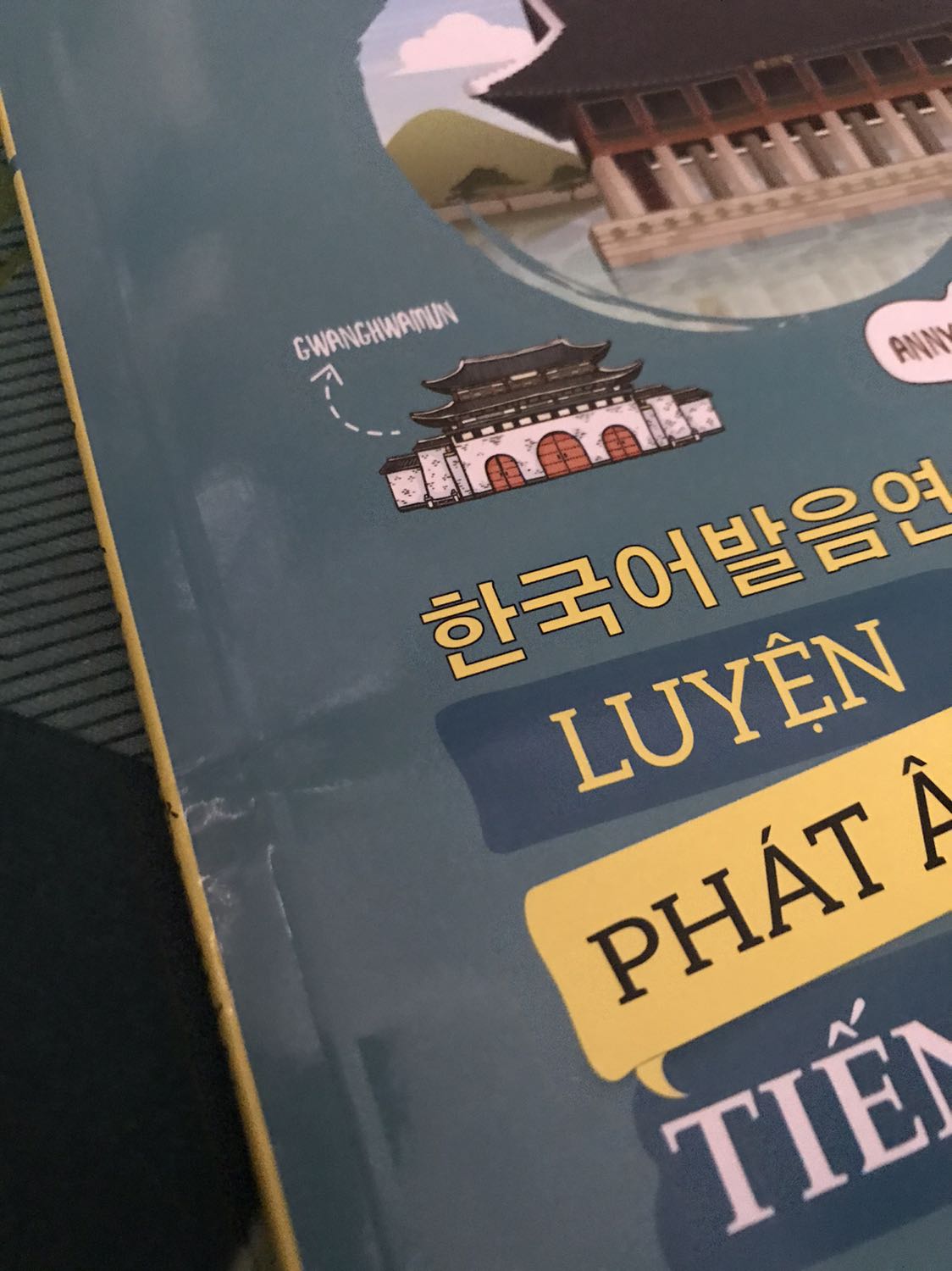 Sách khá là oki, đóng gói hàng cẩn thận. Quét được mã QR code. Nhưng có hơi bị cong không biết là do vận chuyển hay sách đã bị như thế Sách khá là oki, đóng gói hàng cẩn thận. Quét được mã QR code. Nhưng có hơi bị cong không biết là do vận chuyển hay sách đã bị như thế