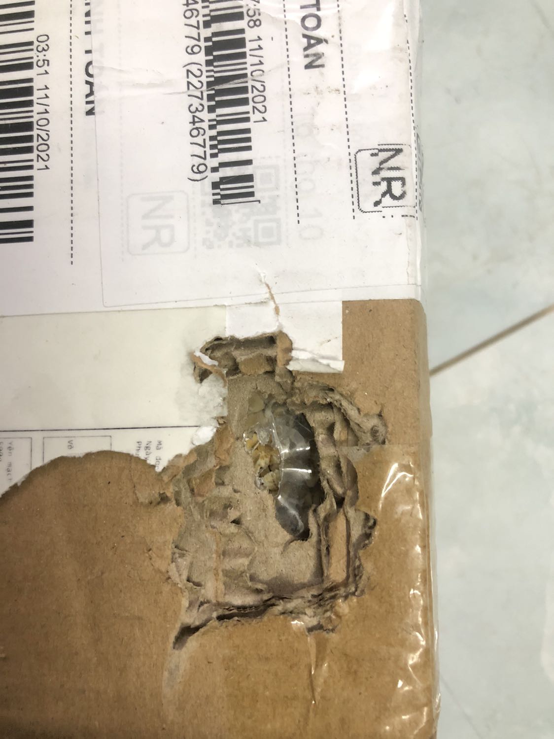 Giao hàng trễ. Hộp đựng bị chuột gặm rách luôn bao yến mạch bên trong. Nên nhờ tiki đổi sản phẩm khác giùm.