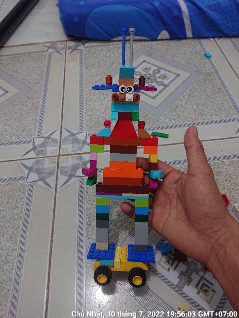 Lego hơi nhỏ nhưng ráp rất khít, màu nhựa rất đẹp, cha và con chơi rất thích. Nên mua nhé mọi người. Em mua lúc giảm giá chỉ 950.000đ