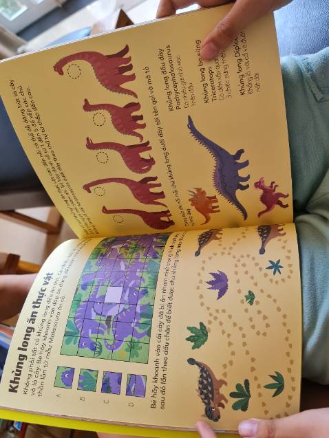Giao hàng ngay ngày hôm sau, sách đẹp và tương tác rất tốt. Pé nhà mình rất thích. Có cho tô và hình dán để dán tương ứng với khung hình theo tên khủng long. Có tên khoa học và hình minh họa khủng long rất đẹp.