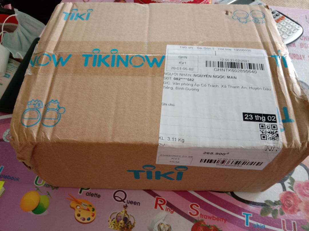 [15:33 27/3/2021]
Hình thức: Đẹp, OK
Nội dung: Xoay cho anh những trò chơi đùa của 4 nhân vật chính là Cu Mùi, Tủn, Tí sún và  Hải cò. Những trò tinh nghịch làm tôi thấy viết cho tuổi thơ của mình. Thật, vì trong ký ức của tôi, tôi chỉ có một mình, chơi một mình, sống cuộc sống của riêng mình mà không có sự xuất hiện của một đứa trẻ nào khác chơi cùng. Tiếc vậy thôi chứ Tôi thật ra cũng chẳng muốn, tại sao ư, tại vì tôi nghĩ một mình tôi là đủ rồi (suy nghĩ trẻ trâu ấy mà, hehe). Mặc dù hiện tại cũng chả là người lớn gì cả, vẫn là con nít đây này. Quay lại nội dung chính thì tôi có một chút nhận xét như sau
  1) Tôi công nhận Nguyễn Nhật ánh là một nhà văn của thiếu nhi chính gốc
 2) Văn vẫn vậy nhưng mang nét riêng của ông, một nén mít trộn lẫn vào ai, đọc là biết của Nguyễn Nhật Ánh
 3) Sống động, chân thực, gần gũi, tinh tế
Thanks tiki!!!