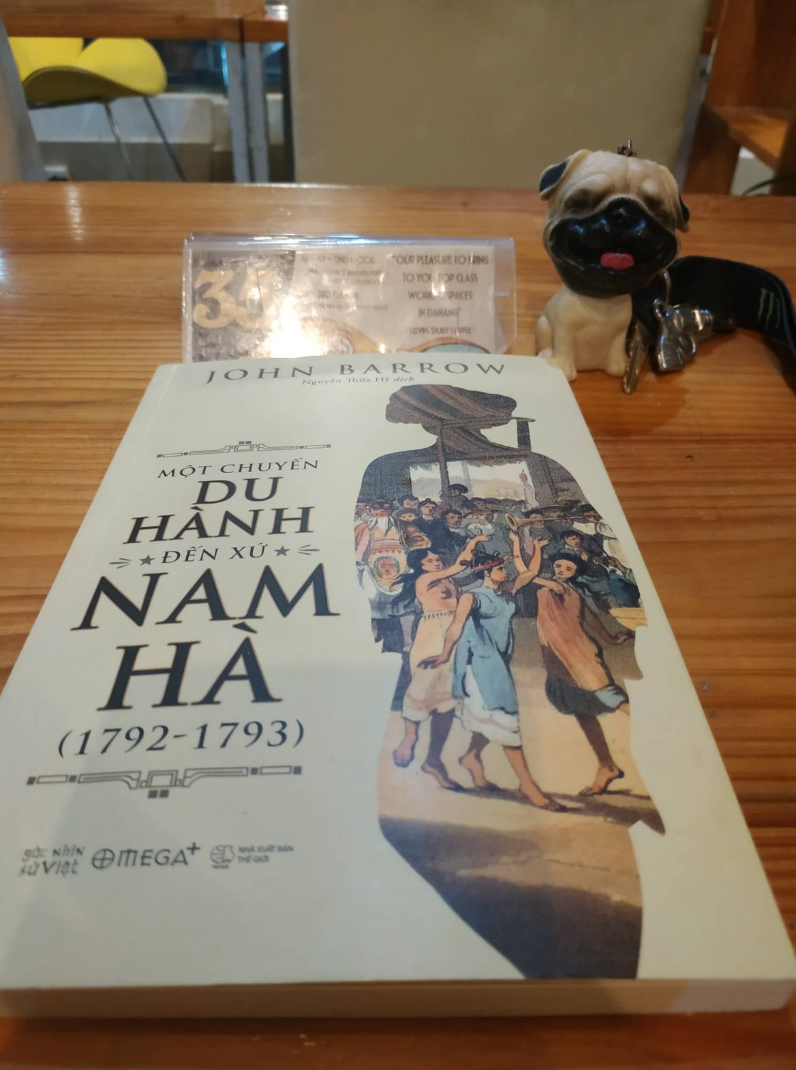 Cuốn sách nhỏ tầm 175 trang của John Borrow viết về xứ Nam Hà (Đà nẵng ngày nay) giai đoạn 1792 - 1793 rất đáng để tìm hiểu. Ông là tay hàng hải đi nhiều nơi của công ty Đông Ấn Anh Quốc đến Nam Hà giai đoạn này để tìm hiểu về thị trường mới. Đúng lúc Quang Trung và Nguyễn Ánh đánh nhau tơi bời. Ông mô tả xứ Nam Hà như vùng đất phì nhiêu, màu mỡ nhiều tài nguyên thiên nhiên, hải sản phong phú, mong muốn công ty Đông Ấn sẽ có thương điếm ở đây sẽ giao lưu buôn bán, và tốt hơn nếu có 1 hải cảng của người Anh ở cảng Đà nẵng.
Ông mô tả Nguyễn Ánh như 1 con người dũng cảm, mưu trí, và đầy may mắn trước sự truy sát của Quang Trung nên dành rất nhiều lời có cánh dành cho nhà vua. Cuốn sách rất thú vị về cái nhìn của người nước ngoài đối với xứ Nam Hà trong giai đoạn lịch sử này.
Bìa đẹp. Đáng đọc